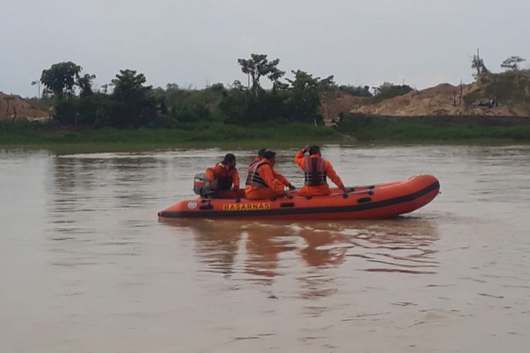 Tim Basarnas Pekanbaru melakukan penyisiran di lokasi tenggelamnya Ulin Muslikin, yang hilang terseret arus Sungai Singingi di Desa Kebon Lado, Kecamatan Singingi, Kabupaten Kuansing, Riau, Selasa (6/11/2018). Dok. Basarnas Pekanbaru