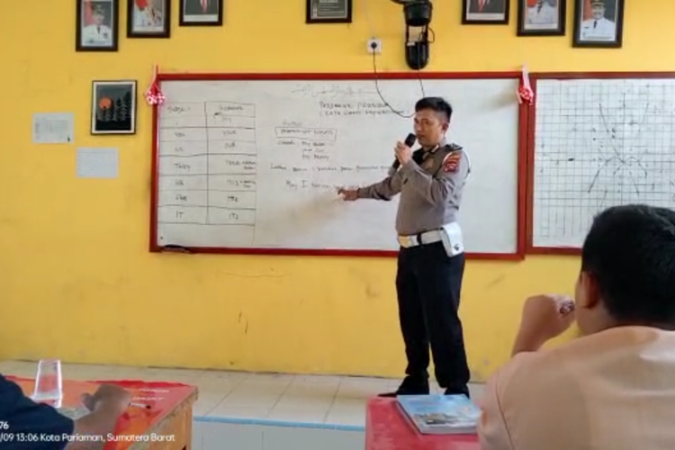 Aipda Rodi Salam saat mengajar bahasa Inggris di sekolah Kabupaten Pariaman, Sumatera Barat 9 September 2022