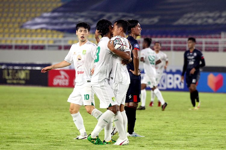 Pemain Persebaya Surabaya Taisei Marukawa, Ady Setiawan dan Samsul Arif berpelukan seusai menjebol gawang Arema FC pada pertandingan pekan 11 Liga 1 2021 yang berakhir dengan skor 2-2 di Stadion Monahan Solo, Sabtu (6/11/2021) malam.