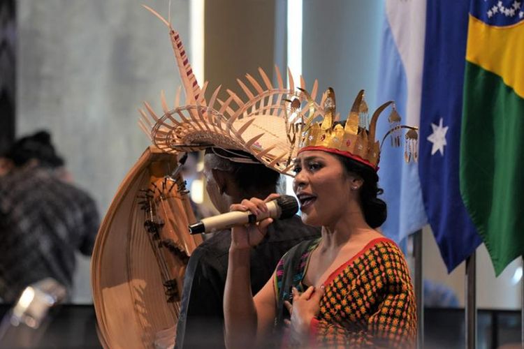 Ilustrasi penyanyi mendendangkan lagu daerah yang diiringi oleh petikan alat musik khas Nusa Tenggara Timur (NTT) Sasando.