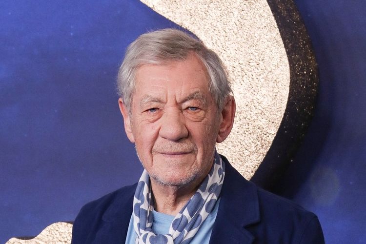 Aktor Ian McKellen mendapatkan vaksin Covid-19 dari Pemerintah Inggris