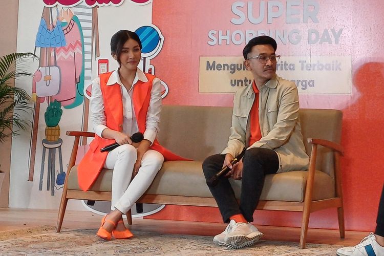 Pasangan artis Sarwendah dan presenter Ruben Onsu saat menjadi untuk sebuah aplikasi belanja, di daerah Kasablanka, Jakarta Selatan, Selasa (22/8/2023). 