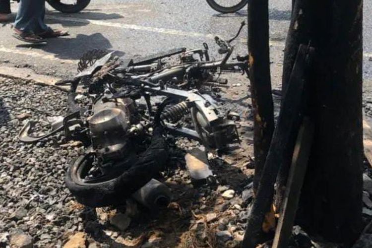 Bangkai sepeda motor tergeletak di lokasi kejadian setelah pengendaranya menabrak kios bensin eceran di Jalan Lingkar Dalam Selatan, Banjarmasin, Kalsel hingga terbakar, Sabtu (6/8/2022). 