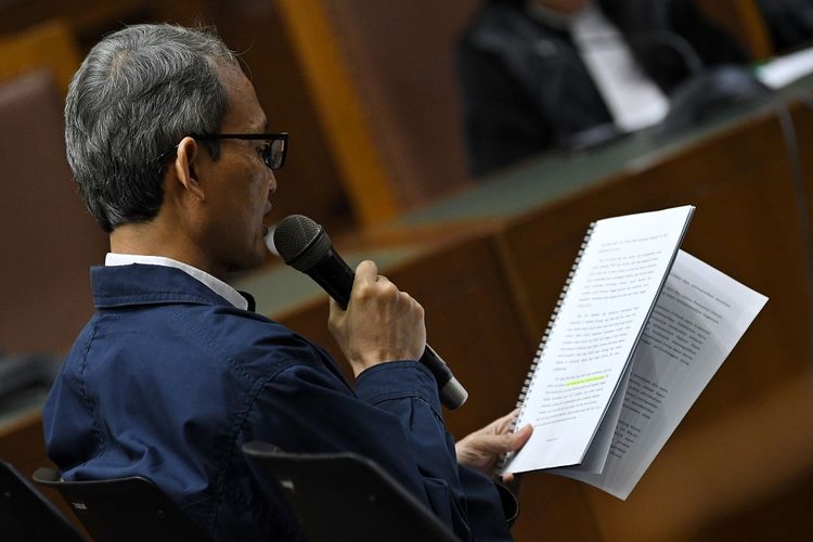 Terdakwa kasus dugaan suap proyek pengadaan di lingkungan PT Krakatau Steel Wisnu Kuncoro menjalani sidang lanjutan di Pengadilan Tipikor, Jakarta, Rabu (30/10/2019). Sidang beragendakan pembacaan nota pembelaan (pledoi) Wisnu. ANTARA FOTO/Aditya Pradana Putra/foc.
 *** Local Caption *** 

