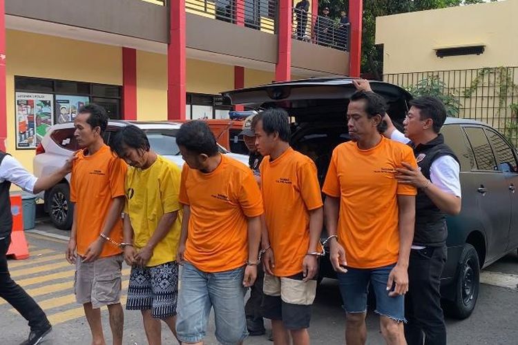 Pelaku pencurian kabel di ruko kosong Pluit, Jakarta Utara, Senin (16/1/2023). Mereka ditangkap usai mencuri kabel di salah satu ruko di wilayah Pluit Selatan. 