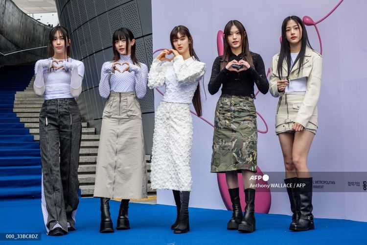 Girl group NewJeans menghadiri Seoul Fashion Week yang digelar di Dongdaemun Design Plaza di Seoul, Korea Selatan, pada 15 Maret 2023. 