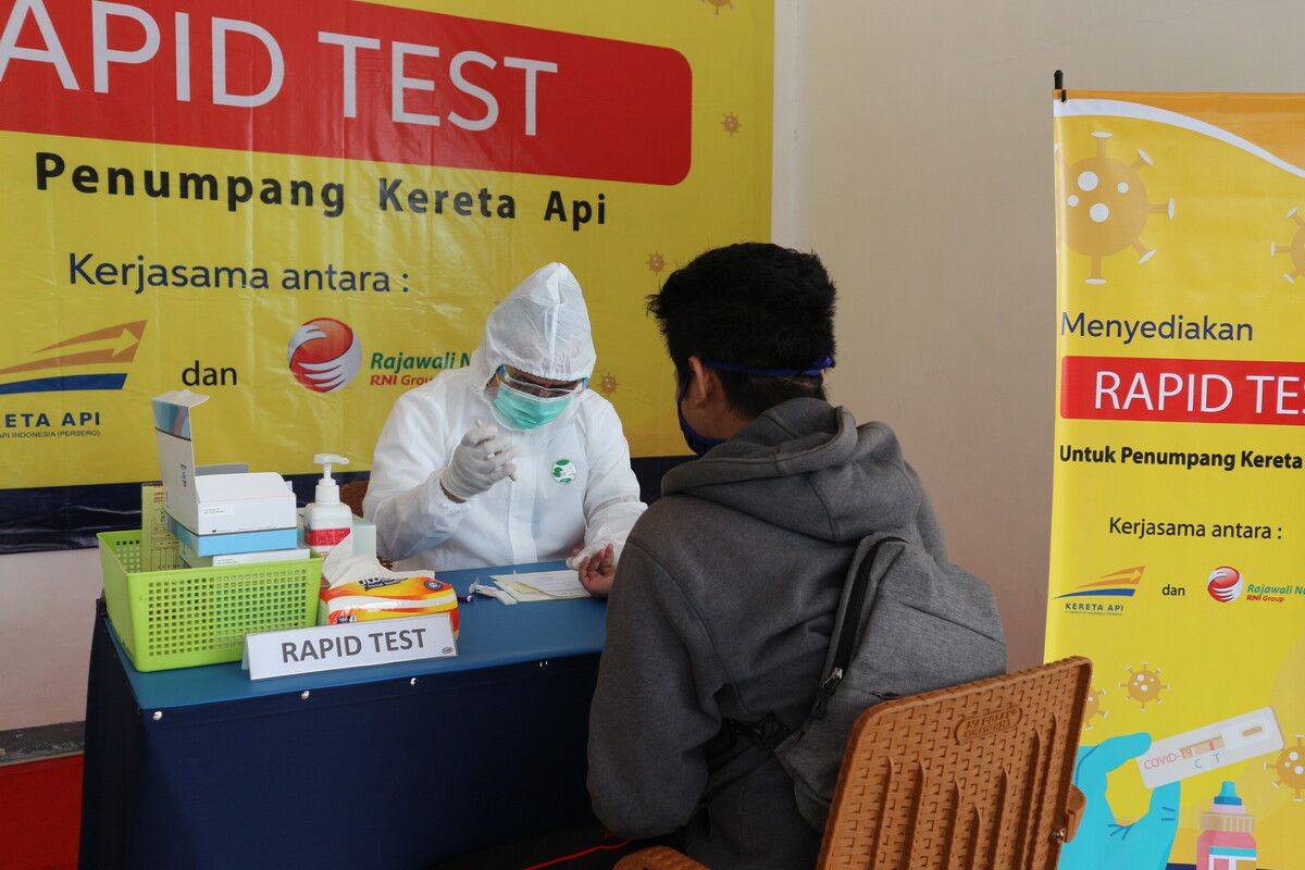 Salah satu calon penumpang kereta api jarak jauh menjalani rapid test virus corona. Stasiun Kereta Api Jombang, di wilayah kerja PT KAI Daop 7 Madiun, mulai membuka layanan rapid test bagi calon penumpang, Senin (21/9/2020).