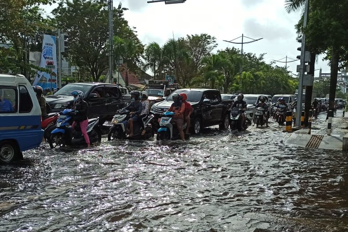 Motor terobos banjir