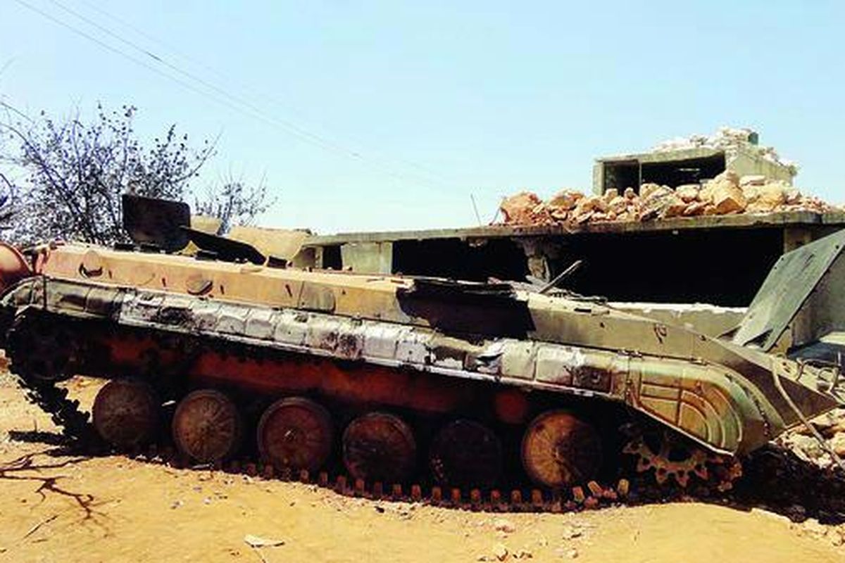 Tank milik militer Suriah yang rusak parah teronggok di tepi kota Idlib, Suriah, dalam foto yang dipublikasi Sham News Network, Senin (11/6). Sekretaris Jenderal PBB Ban Ki-moon mengatakan, operasi militer yang intensif digelar pemerintah di Homs, termasuk mengerahkan helikopter yang menembaki warga dari udara. PBB juga menuduh tentara Suriah menggunakan anak-anak sebagai tameng manusia.