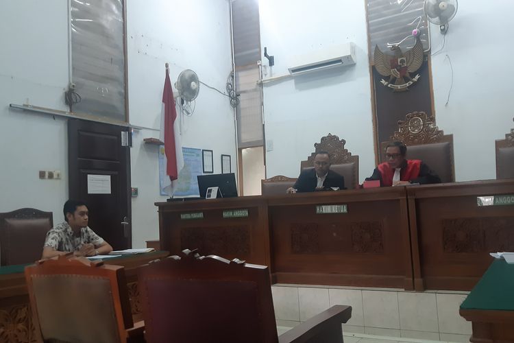 Kuasa hukum MAKI, Rizky Dwi Cahyo Putra saat membacakan permohonan gugatan praperarilan terhadap pimpinan dan dewan pengawas lembaga antirasuah di Pengadilan Negeri (PN) Jakarta Selatan, Senin (10/2/2020).