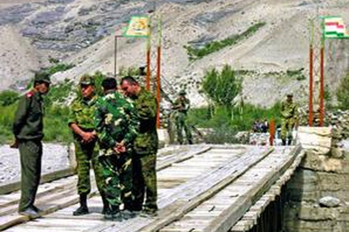 Pembukaan jembatan Afghanistan - Tajikistan. Tilo dan seorang komandan Tajik bernegosiasi dengan para pejabat Afghan di tengah jembatan.