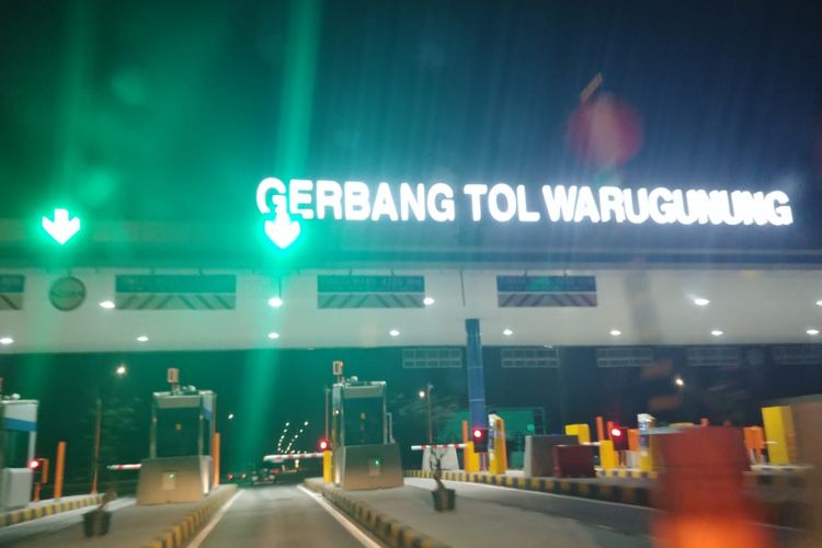 Gerbang Tol Warugunung menuju ke Surabaya.