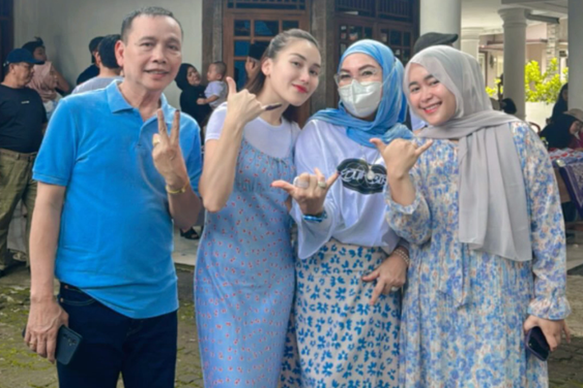 Ayu Ting Ting saat menggunakan hak suaranya dalam Pemilihan Kepala Daerah (Pilkada) serentak di Kota Depok, Rabu (27/11/2024).