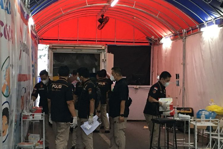 Sejumlah personel Polrestabes Medan menggeledah tempat layanan rapid test drive thru di Jalan Pulau Pinang, Lapangan Merdeka Medan, Selasa (25/5/2021). 