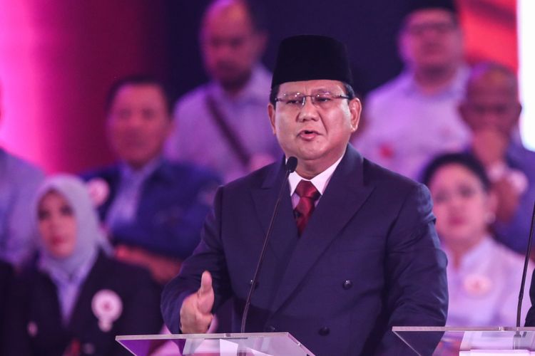 Calon Presiden nomor urut 2, Prabowo Subianto memberikan penjelasan saat debat pilpres pertama di Hotel Bidakara, Jakarta Selatan, Kamis (17/1/2019). Tema debat pilpres pertama yaitu mengangkat isu Hukum, HAM, Korupsi, dan Terorisme.