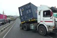 Truk Beras Terbalik, Macet 4 Km di Flyover Kranji