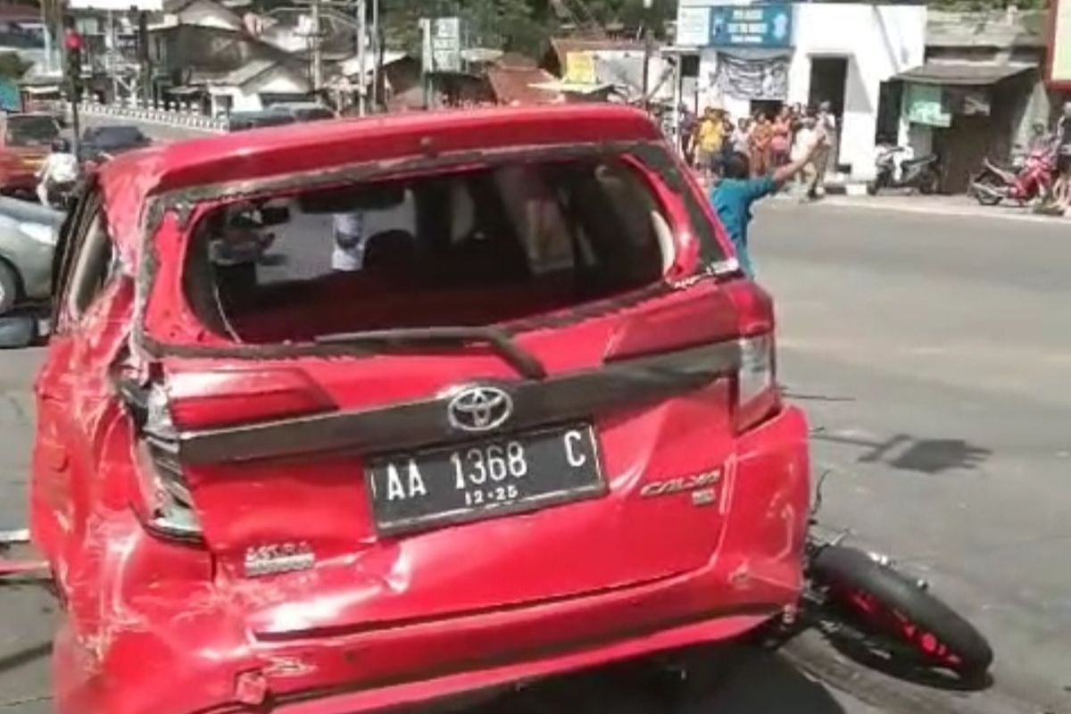 Mobil Calya AA 1368 C menjadi korban tabrakan beruntun di simpang Exit Tol Bawen, Jumat (5/7/2024).