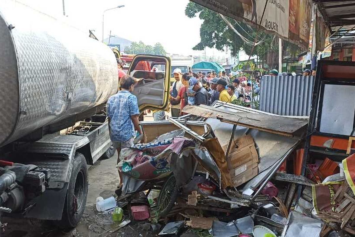 Truk tangki air menabrak 6 gerobak jualan warga dan 4 sepeda motor yang diparkir di depan Pasar Paron. Saat kejadian diduga penyalit epilepsy sopir kambuh sehingga tikda bis mengendalikan kendaraan. 5 oreng dilarikan ke RSU Widodo Ngawi karena mengelami patah tulang dan luka ringan.