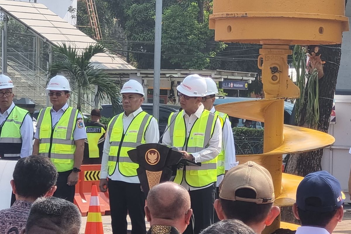 Pejabat Gubernur DKI Jakarta Heru Budi Hartono saat groundbreaking LRT Jakarta Fase 1B di Stasiun Velodrome, Jakarta, Senin.