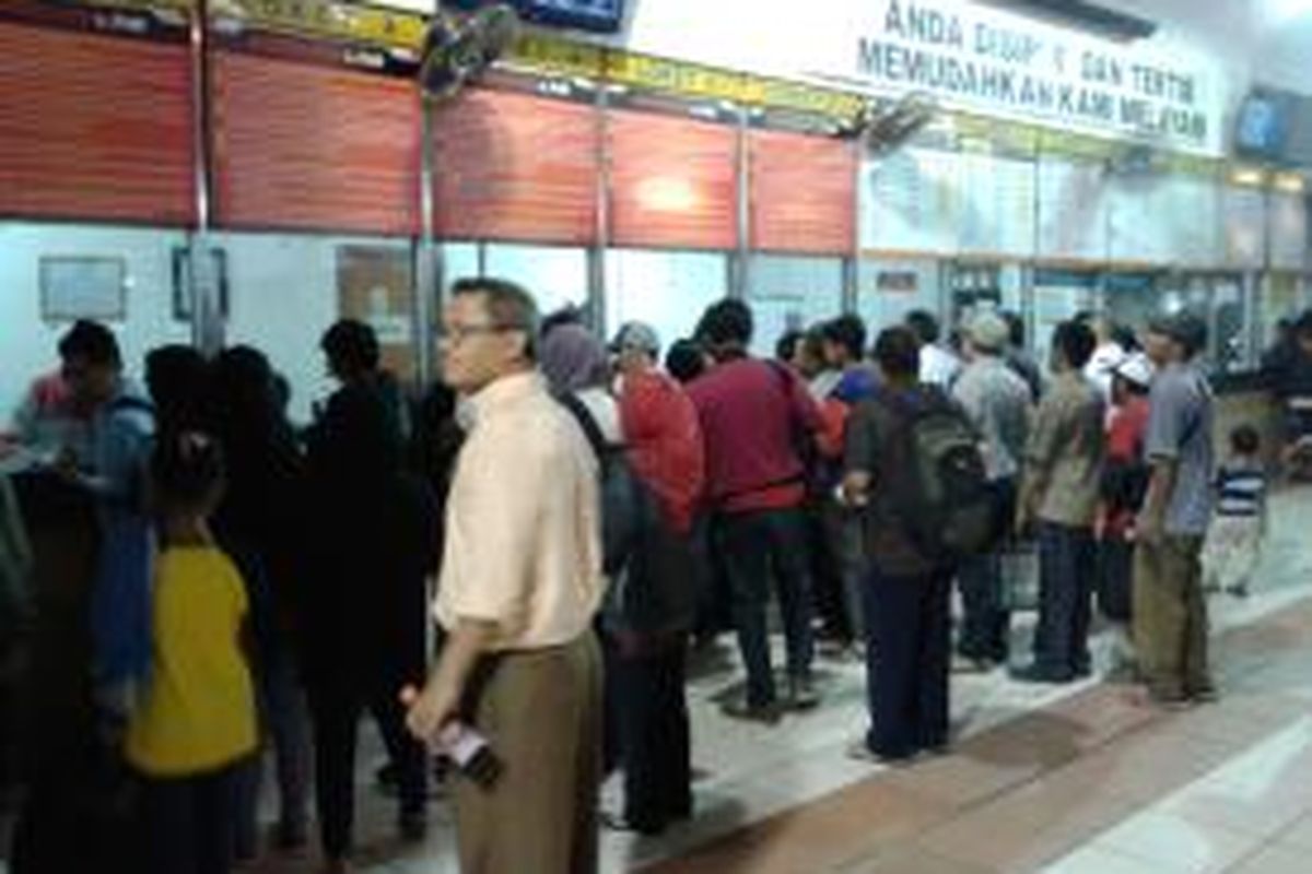 Situasi di depan loket di Stasiun Tanah Abang, Jakarta Pusat, Senin (7/7/2013) petang. Pihak stasiun mengklaim, sudah semakin banyak penumpang KRL commuter line yang membeli tiket multi trip sehingga tidak ada lagi antrian penumpang di depan loket