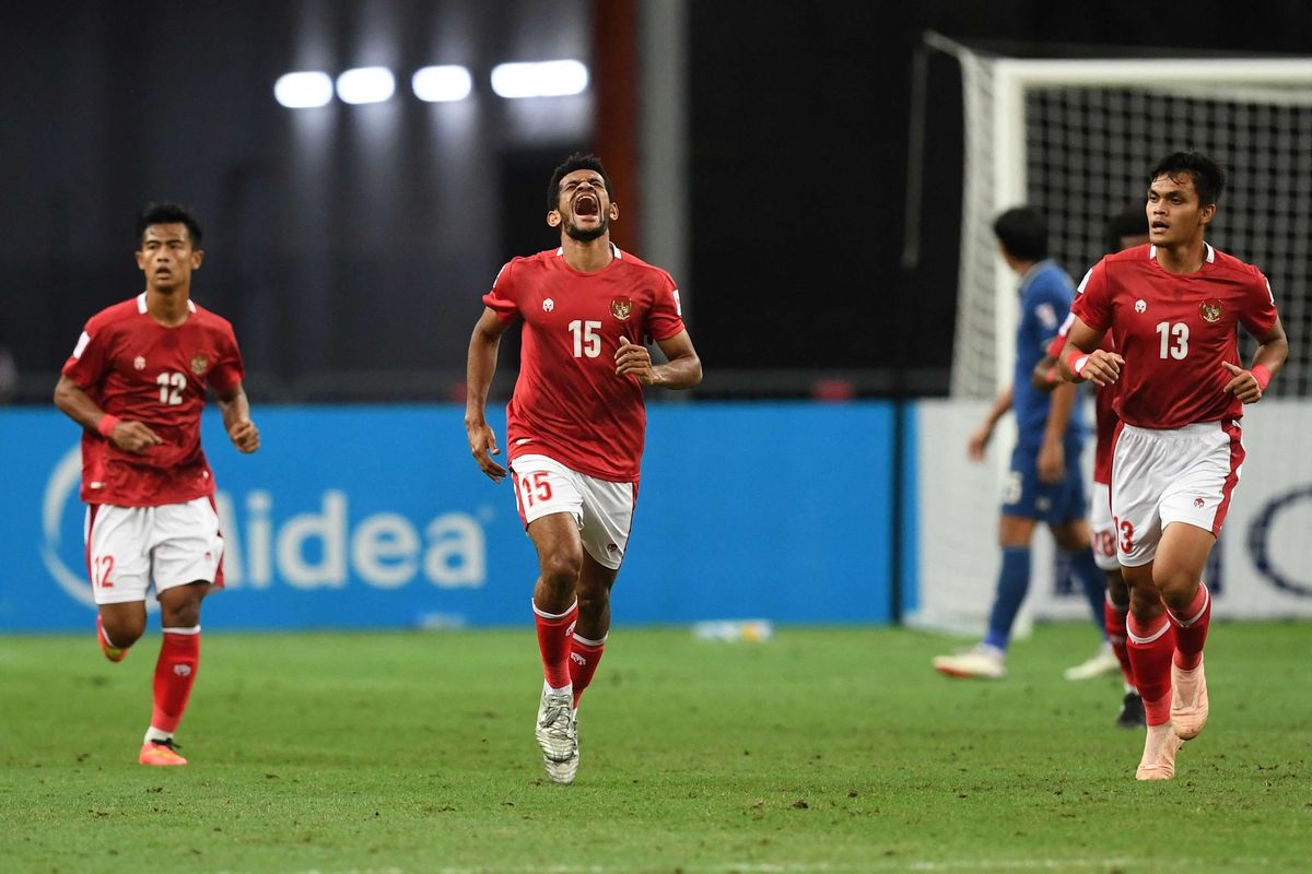 Pemain Indonesia Ricky Richardo Kambuaya (tengah) melakukan selebrasi usai mencetak gol bersama rekan setimnya Pratama Arhan Alif Rifai (kiri) dan Rachmat Irianto pada pertandingan leg kedua final Piala AFF 2020 antara Indonesia vs Thailand di National Stadium, Singapura, Sabtu (1/1/2022) malam WIB. Thailand sukses keluar sebagai juara Piala AFF 2020 setelah pada laga final leg kedua melawan Indonesia berakhir imbang 2-2 dan menang dengan keunggulan agregat 6-2.