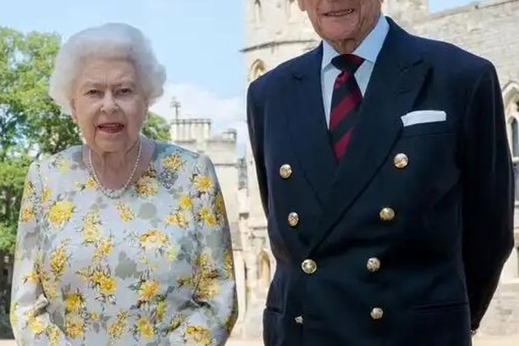 Ratu Elizabeth II bersama Pangeran Philip. Foto ini merupakan foto terbaru yang dirilis Istana Buckinghan bertepatan dengan ulang tahun ke-99 Pangeran Philip.