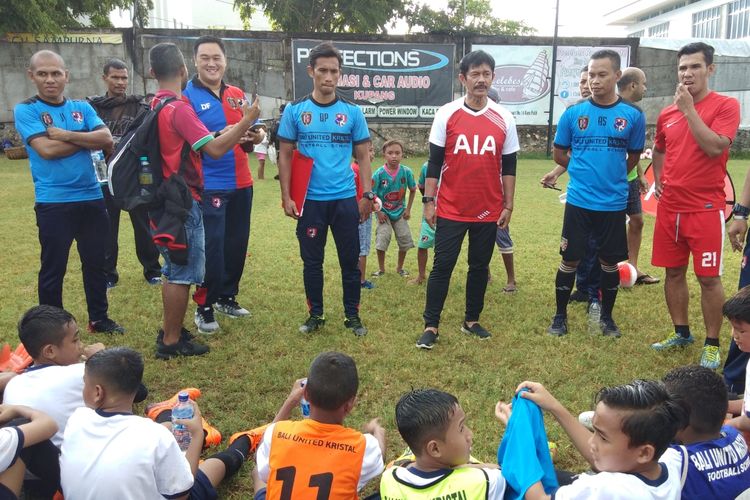 Indra Sjafri saat memberikan motivasi kepada sejumlah anak-anak di Kota Kupang, NTT yang akan mengikuti proses seleksi, Selasa (30/4/2019)