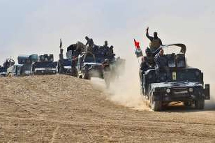 Pasukan Irak mengatur posisi dekat desa Tall al-Tibah, sekitar 30 kilometer, selatan kota Mosul, 19 Oktober 2016. Pada 17 Oktober lalu, PM Haider al-Abadi mengumumkan dimulainya operasi militer besar-besaran untuk merebut Mosul, kota terbesar Irak sekaligus basis terakhir ISIS di negeri itu.