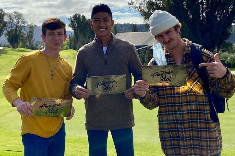 Dzaki Sukarno (tengah) berfoto dengan dua kontestan audisi American Idol lainnya usai meraih golden ticket. Dzaki (20) adalah mahasiswa keturunan Indonesia di Amerika Serikat.