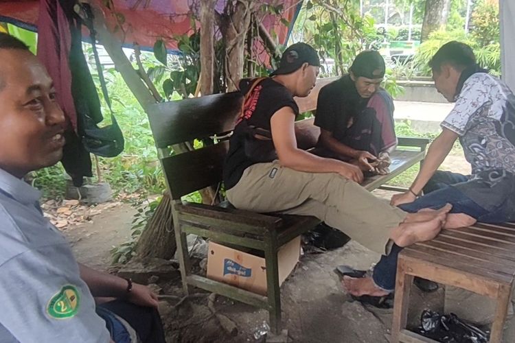 Angkringan tersembunyi di Kalurahan Margosari, Kapanewon Pengasih, Kabupaten Kulon Progo, Daerah Istimewa Yogyakarta.