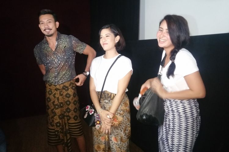 Artis film Kartini saat pemutaran perdana di Surabaya