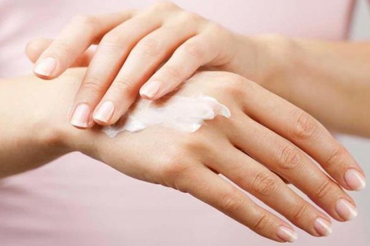 Pemakaian krim tangan bisa membantu mengurangi kerusakan kulit.