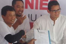 Sandiaga Tanda Tangani Kontrak Politik yang Diajukan Warga Kampung Nelayan