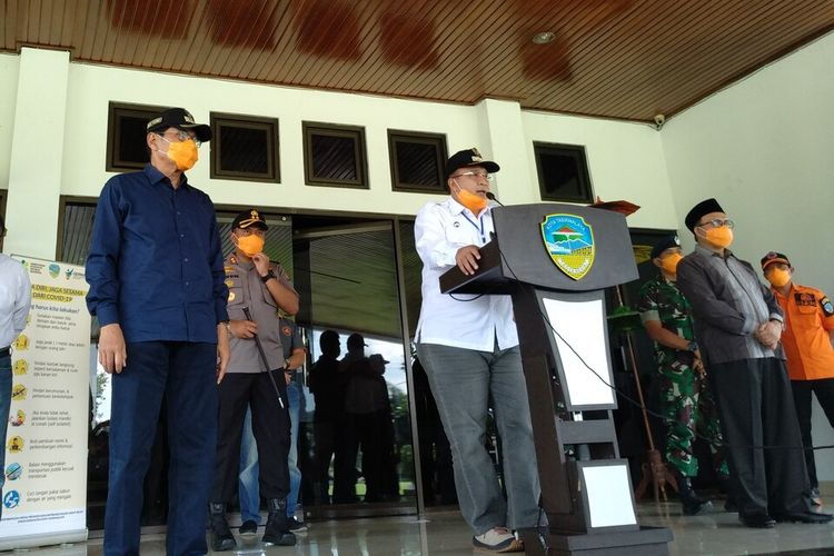 Wali Kota Tasikmalaya Budi Budiman, bersama tim gugus tugas penanggulangan covid-19 di wilayahnya saat menggelar konferensi Pers terakhir usai mewabahnya pandemi corona di Kota Tasikmalaya, Rabu (25/3/2020).