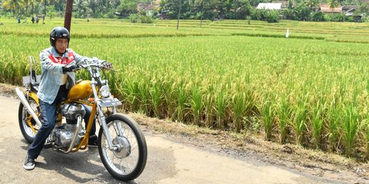 Presiden Joko Widodo bersama dengan motor choppernya di daerah Sukabumi Jawa barat.