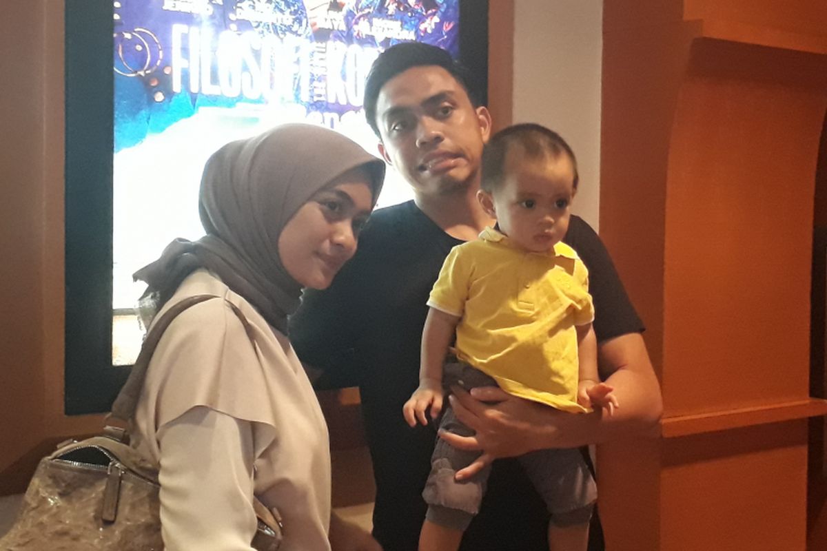 Ayudia Bing Slamet, Muhammad Pradhana Budiarto, dan anak mereka Dia Sekala Bumi sebelum nobar film bersama penggemar di XXI Blok M Square, Jakarta Selatan, Minggu (30/7/2017).