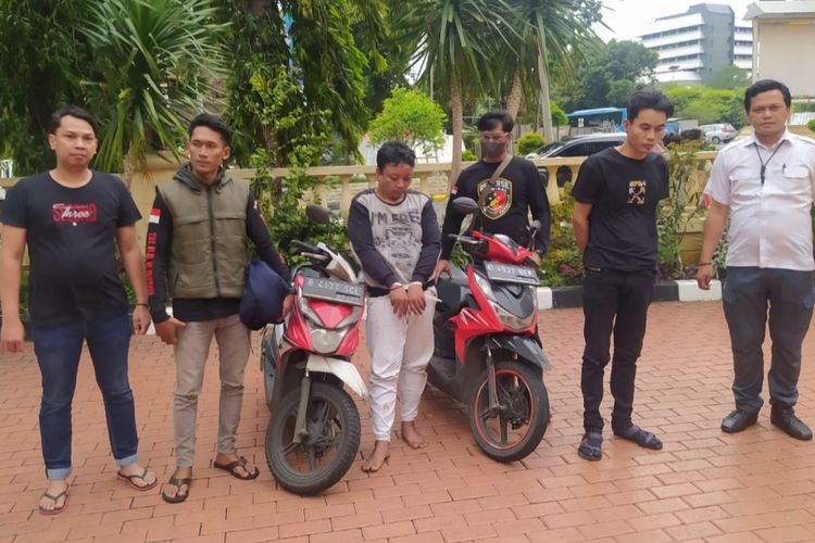 Dua pria spesialis pencurian motor berinisial NC (35) dan A (29) yang kerap beraksi di wilayah Pancoran, Jakarta Selatan, ditangkap polisi.  Kedua pelaku ditangkap oleh Polsek Pancoran di Jalan Indraloka RT 001 RW 007 Kelurahan Jelambar, Kecamatan Tambora, Jakarta Barat, Rabu (28/12/2022).