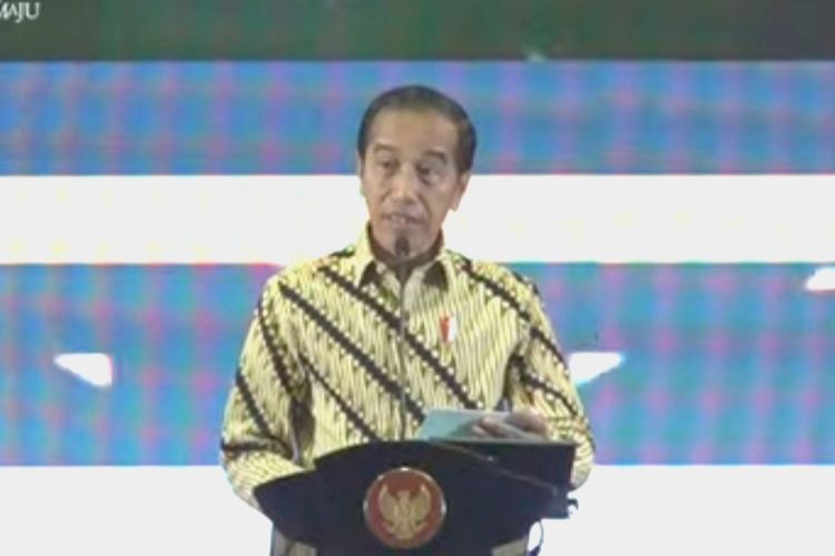 Presiden Joko Widodo memberikan sambutan pada acara Forum Rektor Indonesia yang digelar di Surabaya, Jawa Timur, Senin (15/1/2024).