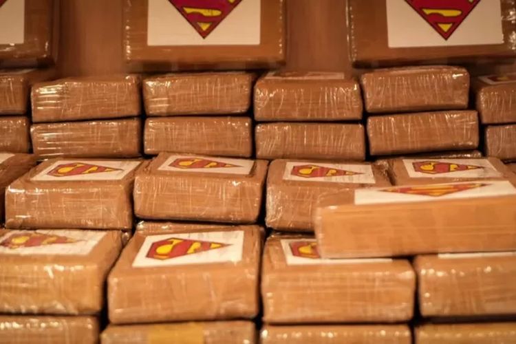 Paket serupa batu bata berlogo Superman ini adalah kokain yang diselundupkan.
