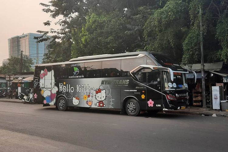 Salah satu armada PO KYM Trans yang melayani rute baru Parung-Jakarta-Surabaya