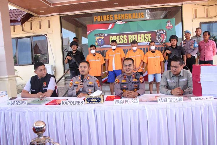 Kapolres Bengkalis AKBP Setyo Bimo Anggoro (dua dari kiri) bersama anggotanya memamerkan penangkapan empat orang pelaku korupsi anggaran pemilihan bupati dan wakil bupati Kabupaten Bengkalis, Riau, Selasa (9/5/2023).