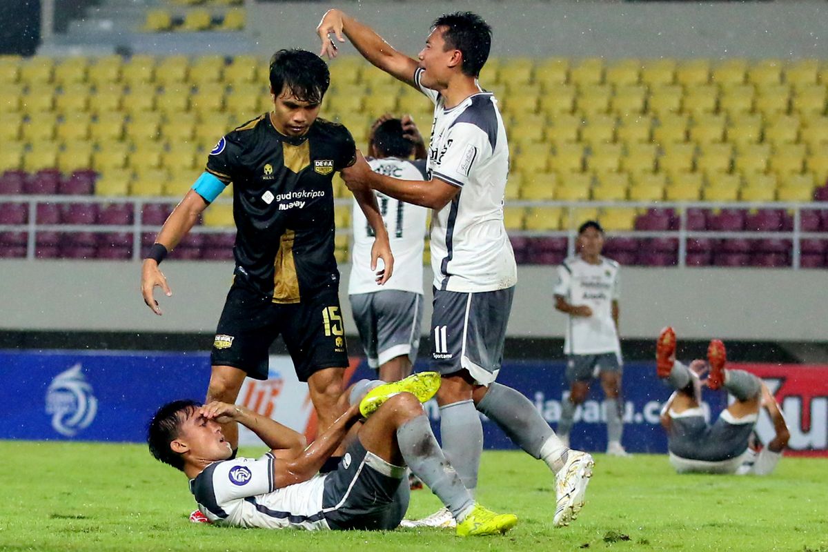 Pemain Persib Bandung Zalnando kesakitan saat mengalami cedera pada pertandingan pekan ke-14 Liga 1 2022-2023 melawan Dewa United di Stadion Manahan Solo, Rabu (14/12/2022) malam WIB.