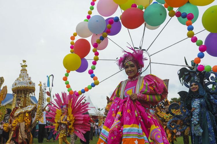 Peserta pawai dengan kostum karnaval mengikuti Kirab Kota dan Pawai Budaya Sail Sabang di Sabang, Aceh, Rabu (29/11/2017). Pawai yang melibatkan sekitar 1.200 peserta tersebut menampilkan sejumlah atraksi budaya, drum band dan kesenian.  