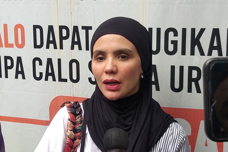 Istri presenter Indra Bekti, Aldila Jelita usai sidang pembacaan hasil mediasi, di Pengadilan Agama Jakarta Selatan, Senin (27/3/2023).