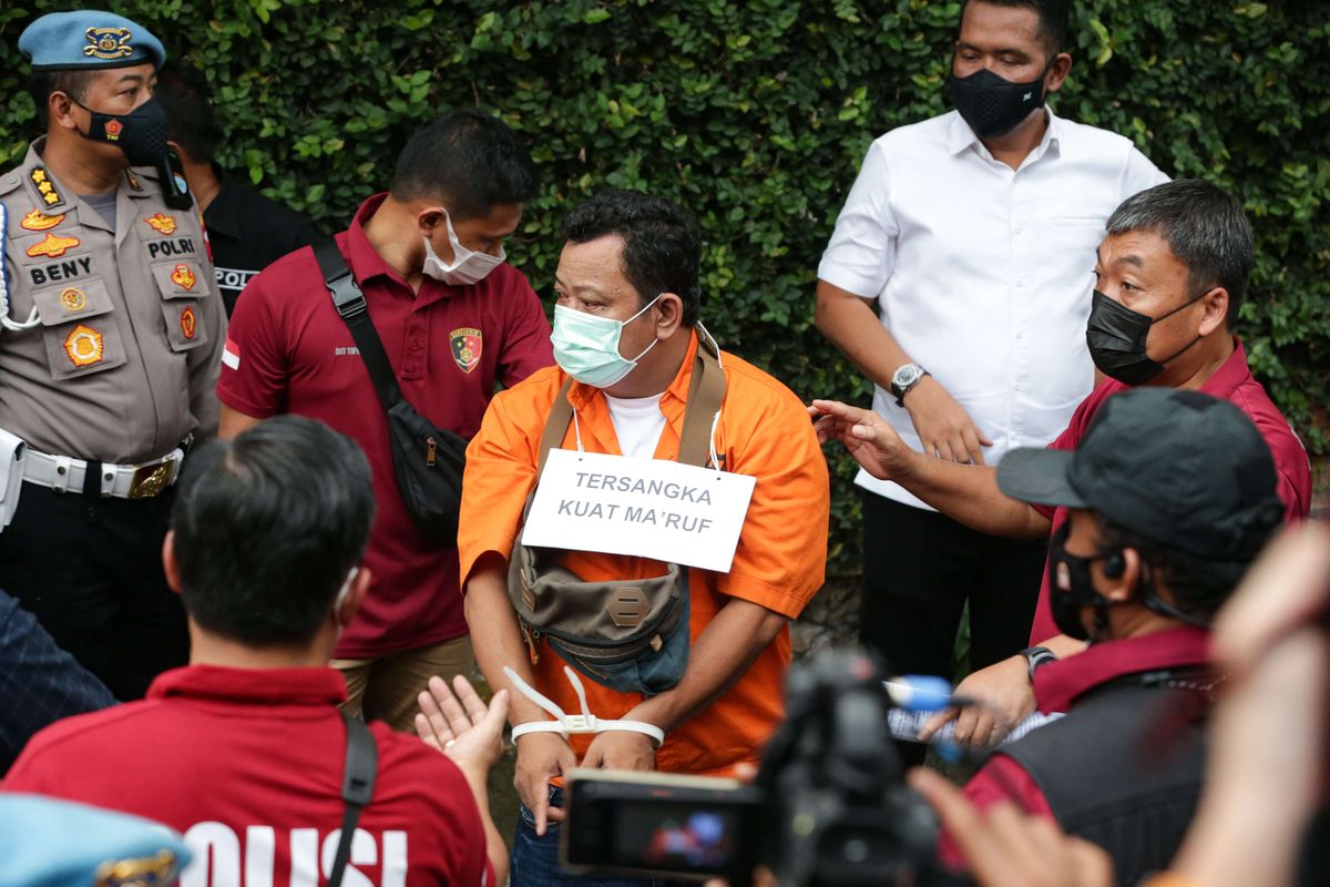 Tersangka Kuat Ma'ruf saat menjalani rekonstruksi kasus pembunuhan Brigadir J di rumah dinas Ferdy Sambo, Duren Tiga, Jakarta Selatan, Selasa (30/8/2022). Tim Khusus (Timsus) Polri menggelar rekonstruksi kasus pembunuhan berencana Brigadir J atau Nofriansyah Yosua Hutabarat.