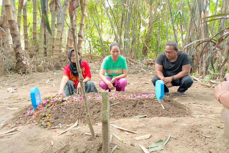 Herman Fausi (34) pria asal Desa Ajung Kecamatan Kalisat Kabupaten Jember, yang meninggal dunia usai tertimba barbel 200 kilogram dimakamkan di Jember