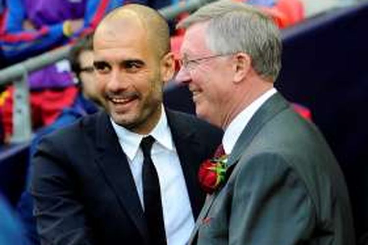 Josep Guardiola (kiri) merangkul Sir Alex Ferguson saat Barcelona melawan Manchester United pada final Liga Champions di Stadion Wembley, 28 Mei 2015.