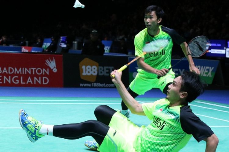 Pasangan ganda putra nasional, Mohammad Ahsan (bawah) dan Rian Agung Saputro, berupaya mengembalikan kok dari lawannya, Lu Kai/Zheng Siwei (China), pada laga babak kedua All England di Barclaycard Arena, Birmingham, Kamis (9/3/2017).