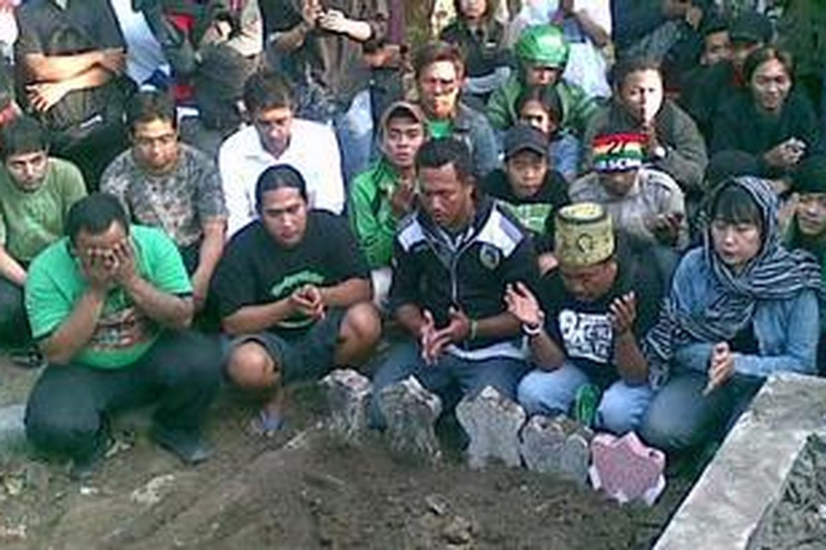 Warga Surabaya dan Bonek berdoa di Pusara Rusdy Bahalwan di Pemakaman Pegirian Surabaya, Senin (8/8/2011) 