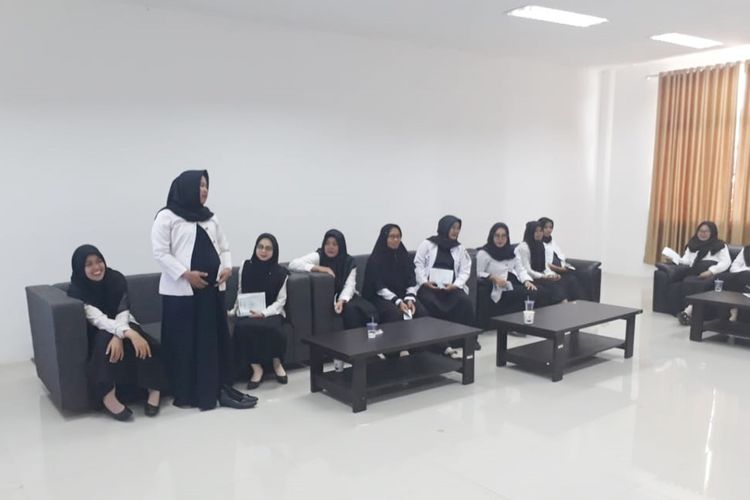 Para ibu hamil peserta tes CPNS di kampus Institut Teknologi Sumatra menunggu giliran tes di ruang tunggu khusus, Senin (3/2/2020). Panitia pelaksana menyediakan sejumlah fasilitas bagi ibu hamil yang menjadi peserta tes seperti lift dan ruang tunggu khusus.